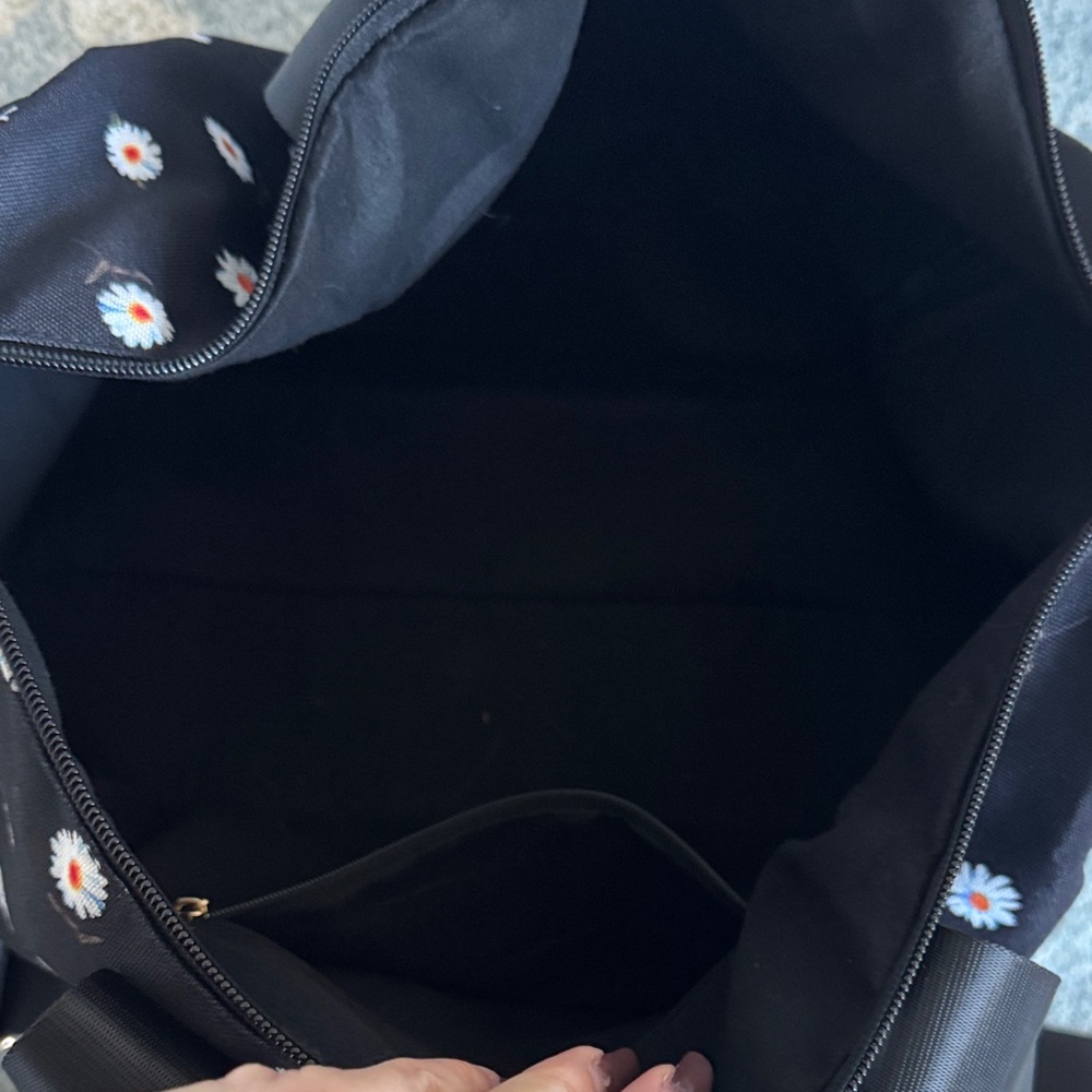 Alice + Olivia Black Daisy Print Tote w Matching Bucket Hat - Picture 2 of 5